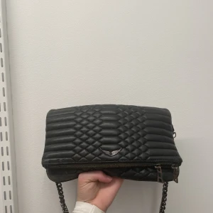 Zadig väska - En väska från Zadig & voltaire Kvitto hittar jag tyvärr inte men lilla sygpåsen får man med och båda kedjorna💕 Lite oklart hur mycket jag ska sälja den för, för på zalando säljer dom den för 6000 ca men de är ju sliten så säljer för1300+ frakt (möts