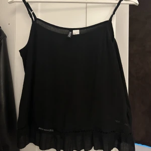 Linne med justerbara band  - Använder inte  Man kan ha den även fast man inte är en storlek 42!