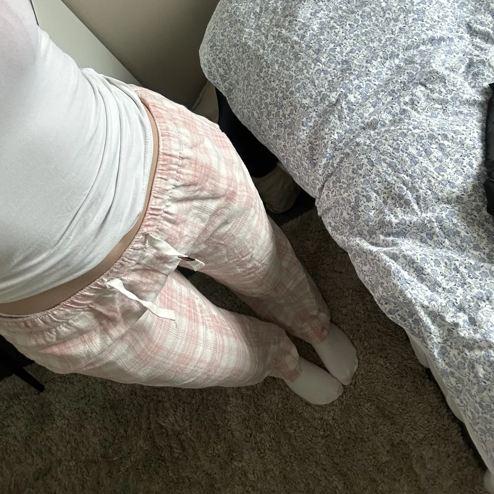 Rutiga pyjamasbyxor i jättegullig rosa färg. Super sköna! Tyvärr lite noppriga men inget som stör. Säljer pga för små.. Jeans & Byxor.