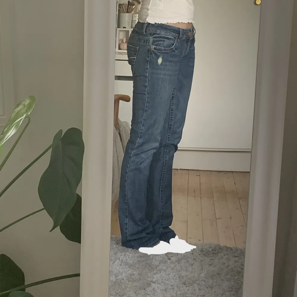 Lågmidjade american Eagle jeans. Vet inte vilken storlek men midjemåttet är 38 cm rakt över och innerbens längden är 83. De är lite slitna längst ned, kan skicka mer bild privat. . Jeans & Byxor.