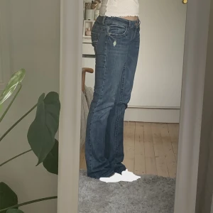 American Eagle jeans - Lågmidjade american Eagle jeans. Vet inte vilken storlek men midjemåttet är 38 cm rakt över och innerbens längden är 83. De är lite slitna längst ned, kan skicka mer bild privat. 