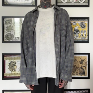 Vintage flanellskjorta - Vintage flanell, sitter som stor M / eller L. Faller riktigt snyggt på kroppen. (Skippa alla 1000 frågor för att sen strunta i köpet. Köp nu eller inte alls, slösa inte min tid tack! Jag möts inte längre upp pga tidsödslande intressenter.)