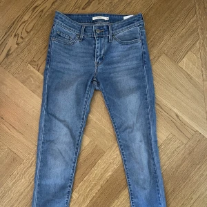 Skinny jeans Levi - Super snygga levi jeans använda kanske 5 gånger original pris 1000 SEK.  storlek LEVI 26 - skulle säga storlek 34/36 i EU storlek