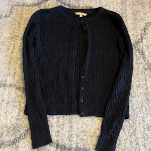 Blå Svart cardigan  - En blå svart cardigan som har använts 1 gång pga liten storlek. !!Tvättas innan!!