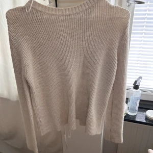 Stickad tröja med knytning - Knytning ibak