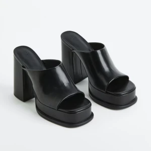 Platform Mules - Från h&m, köpta för 500 kr, säljer för 350 kr. Helt nya och oanvända, säljer pga inte min stil.