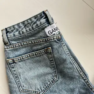 Ganni jeans i washed blue.  Storlek: 25  Nytt pris: 2600kr Mitt pris: 500kr