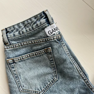 Ganni jeans  - Ganni jeans i washed blue.  Storlek: 25  Nytt pris: 2600kr Mitt pris: 500kr