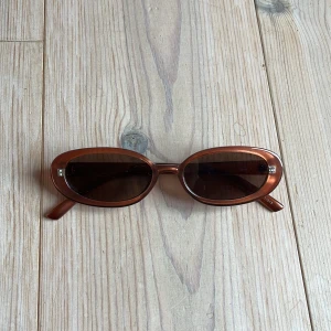 Trendiga solglasögon  - Dessa solglasögonen är snygga och coola. Knappt använda. Röd/brun skimrande 