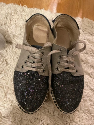 Norkinas  - Exklusiva skor från Norkinas  Storlek 36/37 En liten fläck på endast ena sidan av skon. Se bilder Hämtas eller skickas