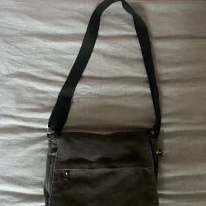 Skolväska  - Perfekt väska att ha över axeln eller som en Cross body bag. Passar bra som skolväska då man får plats med några böcker. Den har 2 större fack samt lite mindre fack. Köpt hör på plick men fortfarande i bra skick, inga hål eller sånt. Använd gärna köp nu!💕