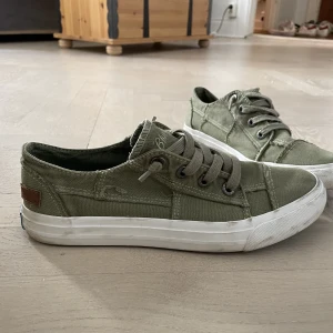 Sneakers - Mörkgröna skor från Blowfish Malibu. Använda ett fåtal gånger, i bra skick. 
