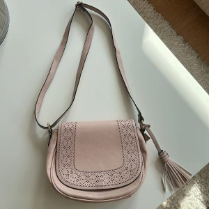Väska  - Säljer min väska som är köpt från zalando. Den har används 1 gång så den är som ny. 