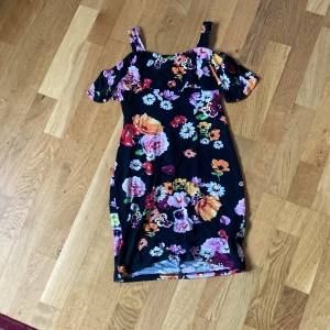 Blommig klänning  - En svart blommig sommar klänning 