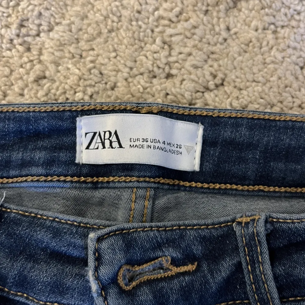 Säljer dessa snygga jeans från zara med slits! Nyskick andvända ett par få gånger!. Jeans & Byxor.