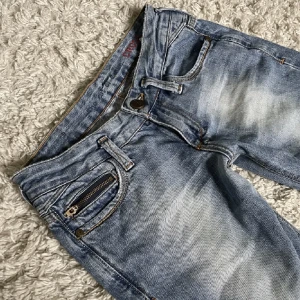 Lågmidjade jeans  - Säljer dessa lågmidjade jeans då de tyvärr var för små i midjan på mig! 🤍 