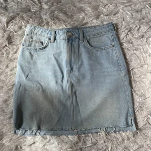 Jeanskjol - En väldigt fin jeans kjol som passar perfekt till sommaren! Säljer då den inte kommer till använd. Storlek 38 men passar även 36.💕