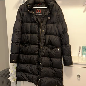 Dunjacka  - Dunjacka från Canada Snow. Använd några gånger och är i bra skick. 