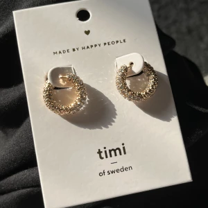 Guldfärgade örhängen med stenar  - Helt nya örhängen, inte ens testade! 🩷 nypris 249 + frakt, säljer för 150. Slutsålda på hemsidan.  Fri frakt i en vecka!