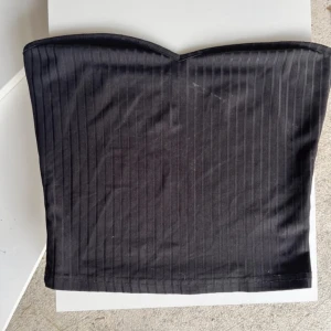 Bandeau topp - Märke: Shein Second hand köp: nej Färg/info om plagget: bra skick, använd  Ursprungligt pris: 100 Mitt pris: 50 Leverans: spårbar frakt med PostNord för 62kr eller upphämtning i Stockholm C/Södermalm