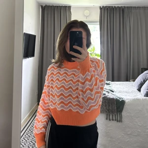 Stickad tröja - Stickad tröja från hm🧡🩷 använd två gånger