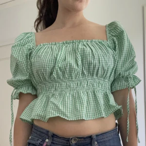 Rutig grön blus - Supersöt rutig blus med puffärmar som passar S/M (jag är medium). Endast använd ett fåtal gånger och i bra skick. Skriv vid funderingar💕