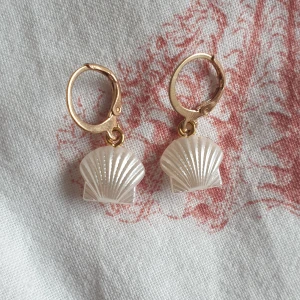 Hemmagjorda snäck-öronhängen - Hemmagjorda snäck-öronhängen finns i guld och silver har 6st par i guld och 12st par i silver. 