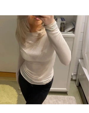 Intimissimi tröja - Superfin vit intimissimi  tröja! Inga skador☺️ säljer pga att den inte används längre!💓 köpt för 429kr säljer för 180