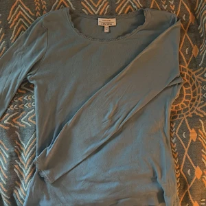 blå pointelletopp🎀 - supersöt pointelletopp med spets från &otherstories💗 älskar verkligen men använder knappt och behöver pengar!