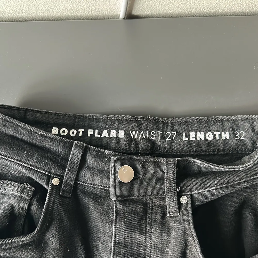 svarta Bootcut jeans från bikbok. Aldrig använda! Jag är 175cm och dom är bra längd på mig 🙃midjemåttet är 27 och längden är 32, skulle säga att det är storlek s. Jeans & Byxor.