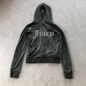 Juicy couture tröja - Grön juicy tröja i storlek xxs. Knappt andvänd, jätte fint skick. Köpt för Ca 1000kr säljer för 350! Säljer då den inte kommer till andvändning.