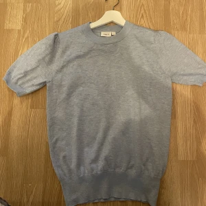 stickad tröja - Säljer denna kortärmade stickade tröjan, jättefin o verkligen jätte skön. Knappt använd så inga defekter. nypris 349kr. bara höra av sig för fler bilder elelr frågor!!🙌🫶