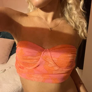 korsettop från Zara - Oanvänd slutsåld top från Zara i jättefint mönster. Prislapp kvar. Storlek M men skulle säga att den även passar en S.