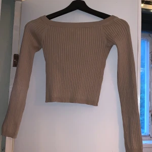 Beige långärmad tröja - Långärmad tröja i färg beige storlek M köpt på forever 21🤍 passar storlek S och M