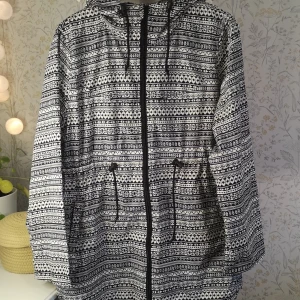 Regnjacka - Regnjacka i ett tunnt material.  Storlek M 