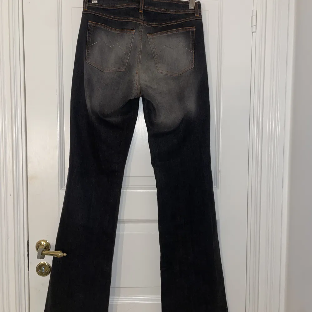Svarta utsvängda jeans, Midjemåttet är 37 cm rakt över och innerbenslängden är 83 cm. Jeans & Byxor.