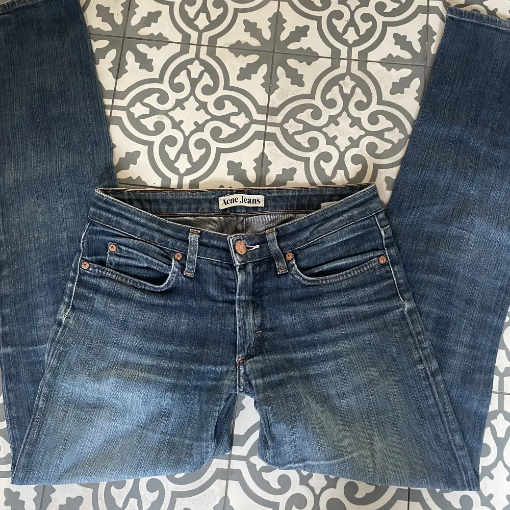 Jättesnygga vintage lågmidjade jeans från acnestudios. Väl använda men i bra skick! Storleken står inte men skulle säga att dom sitter som storlek 26. Startar budgivning om många är intresserade! . Jeans & Byxor.
