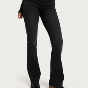 Svarta/Gråa jeans, långa i längden  Medel hög midja, lätt utsvängda med stretch 