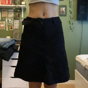 Kjol - Svart kjol med bälte till i fint skick🖤