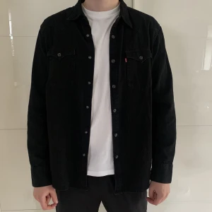 Levis skjorta  - Skjorta ifrån Levis.  Går att ha knäppt eller uppknäppt med t-shirt under. I mycket gott skick då den knappt är använd. Skickas eller möts upp i Örebro.