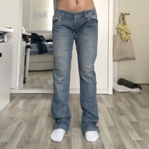 Low waist jeans  - vintage ICHI JEANS. Super fina, finns ett litet märke vid knäet. ( kanske går det att tvätta bort) . Innebenslängd: 77cm,  midjemått rakt över 37cm.  För referens är jag 160cm. 