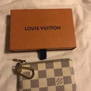 Säljer en äkta Louis Vuitton plånbok som både går att hänga på byxan eller nycklarna, mm, går också att ha i fickan. Skick 7/10. Det får plats kort och kontant i den. Ordinarie pris 3200kr men säljer den för 1500kr. men pris kan diskuteras vid snabb affär