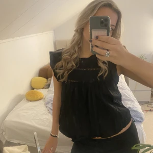 Blus - Svart blus som är endast är använd en gång. Frakt tillkommer 