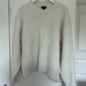 Stickad tröja  - Stickad tröja, använd 1 gång, okej skick