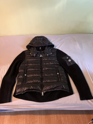 Moncler cardigan - Rare moncler cardigan i väldigt bra skick. Köpt 2020. Givetvis är den äkta men säljer billigt eftersom jag inte har kvar kvitto