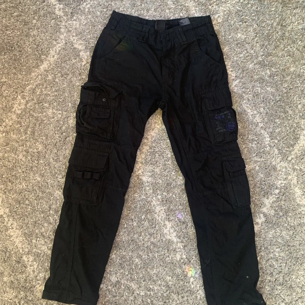 Ett par bandit cargos som är sjukt bra kvalitet,köpte för 500 och säljer nu för 250, riktigt coolt till dig som har stillen y2k eller street . Jeans & Byxor.