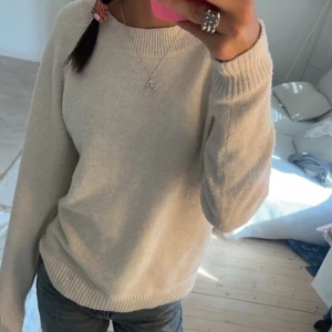 Stickad tröja Vero Moda - Beige stickad tröja från Vero Moda. Passar XS/S och är i bra skick. 