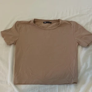 Zara topp - Beige tröja från zara som sitter tajt och är lite kroppad. Är i jätte bra skick. Säljer för att den inte används