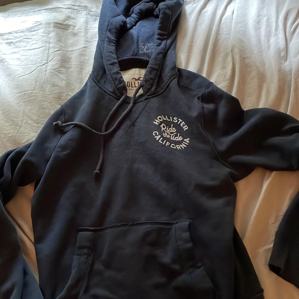 Säljer min hollister hoodie då jag inte använder den! Säljer den för 120kr+ frakt! Den är i storlek S! (Priset kan diskuteras). Hoodies.