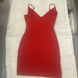 Röd klänning - Röd klänning str 38